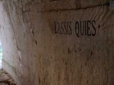 Passiamo quindi in questo inusuale tunnel sulla cui parete � incisa la frase latina Lassis Quies (�Stanco riposa�)...